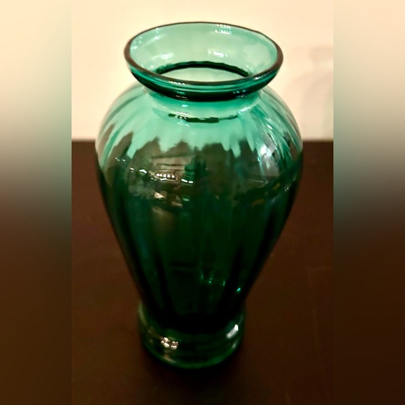 Gorgeous, Emerald Green Vase. 7.5” - Picture 4 of 9